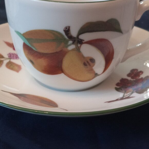 Royal Worcester Evesham Vale Cup &Saucer Set of Four...... - Picture 7 of 11